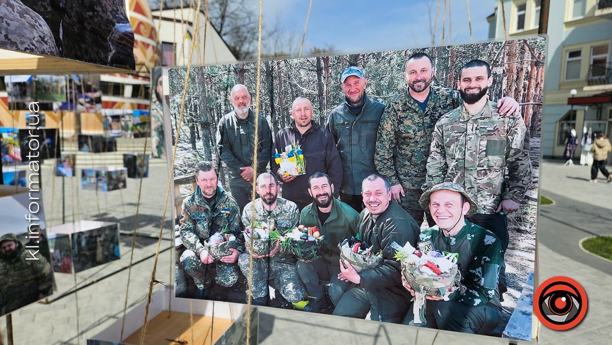 На площі перед музеєм у Коломиї встановили інсталяцію на тему Великодня на фронті 1