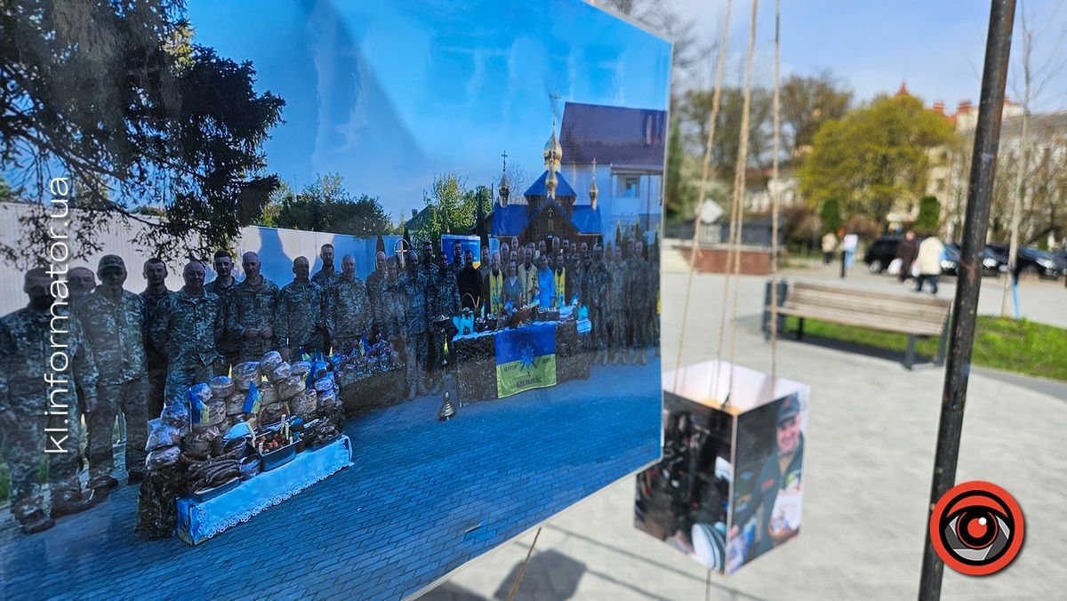 На площі перед музеєм у Коломиї встановили інсталяцію на тему Великодня на фронті 6