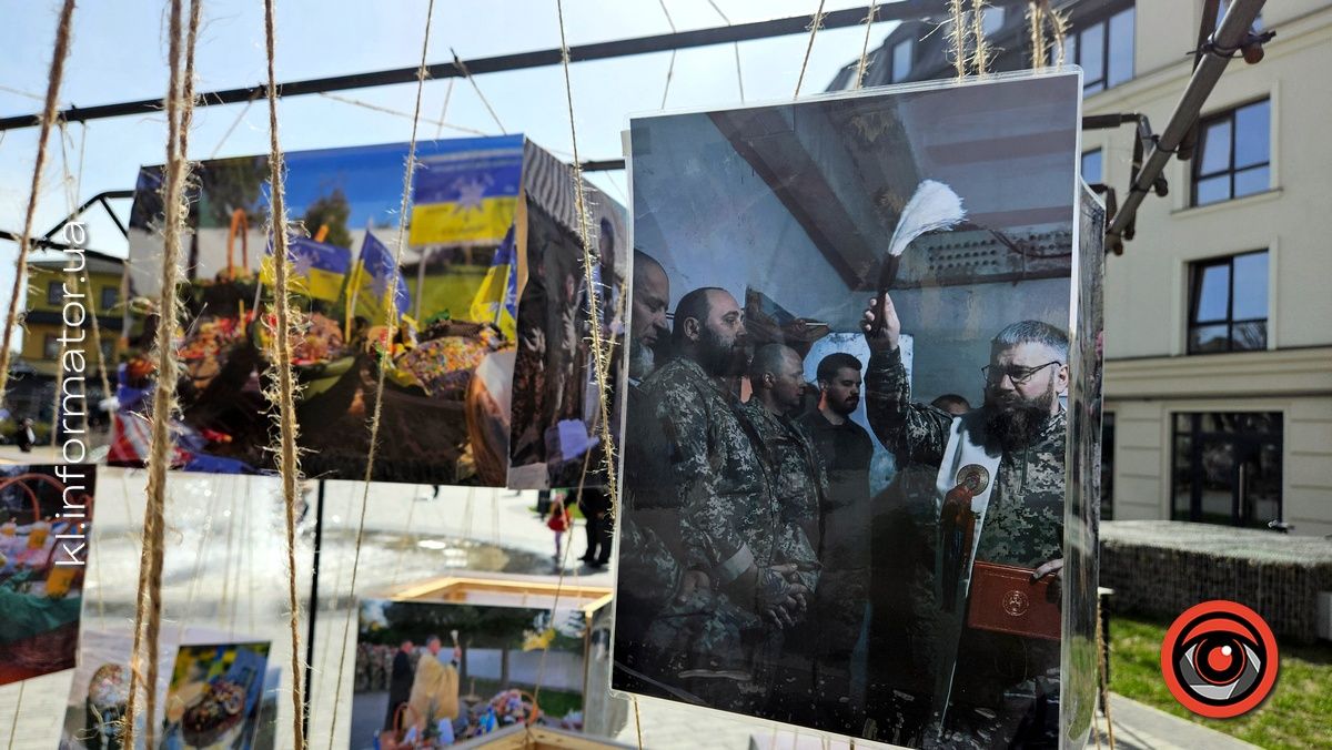 На площі перед музеєм у Коломиї встановили інсталяцію на тему Великодня на фронті 7