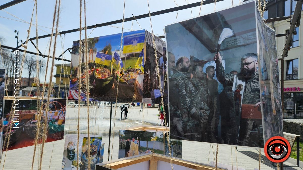 На площі перед музеєм у Коломиї встановили інсталяцію на тему Великодня на фронті 2