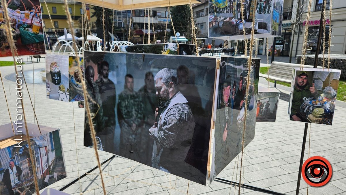 На площі перед музеєм у Коломиї встановили інсталяцію на тему Великодня на фронті 10