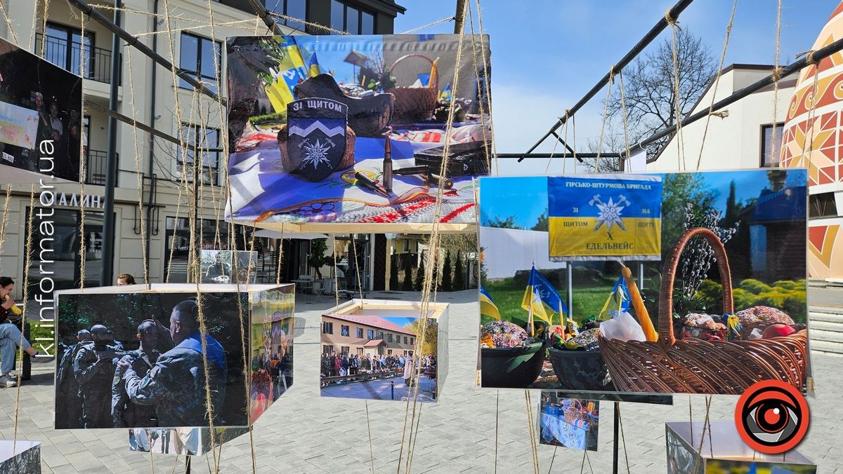 На площі перед музеєм у Коломиї встановили інсталяцію на тему Великодня на фронті 9