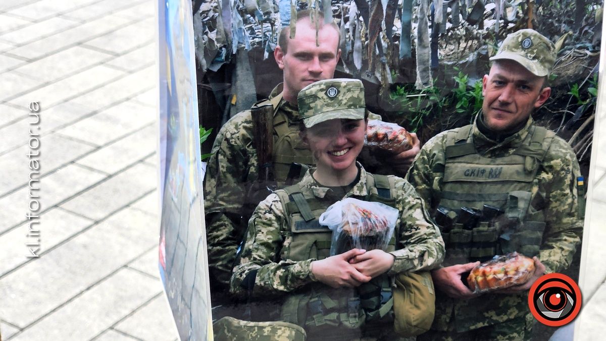 На площі перед музеєм у Коломиї встановили інсталяцію на тему Великодня на фронті 8