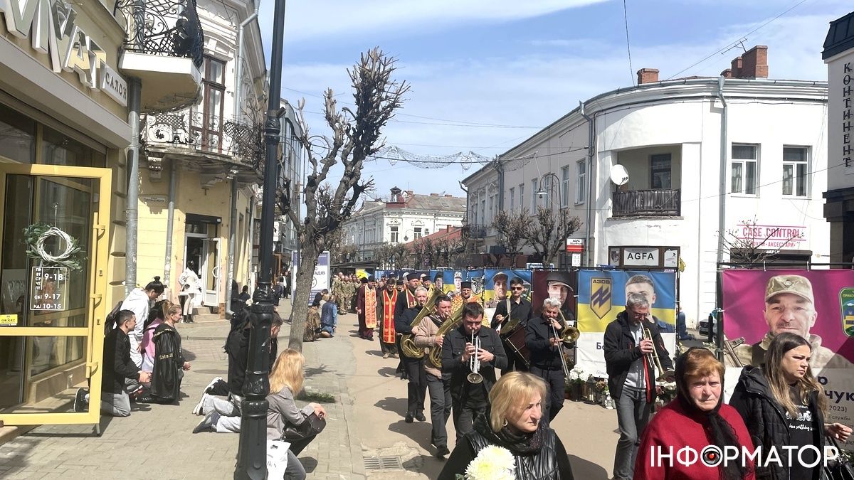 Коломия попрощалася із Героєм Сергієм Хріновським 15