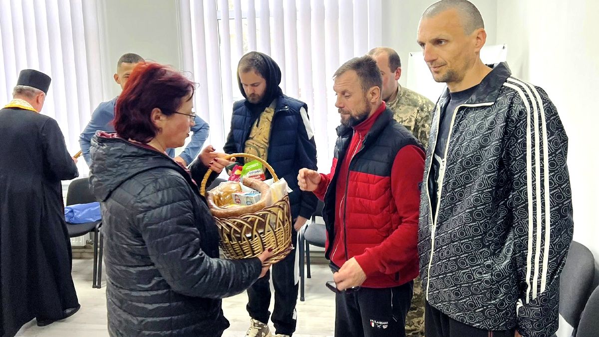 Воїнам з Городенківщини, які внаслідок бойових дій отримали І та ІІ групу інвалідності, подарували великодні кошики 3