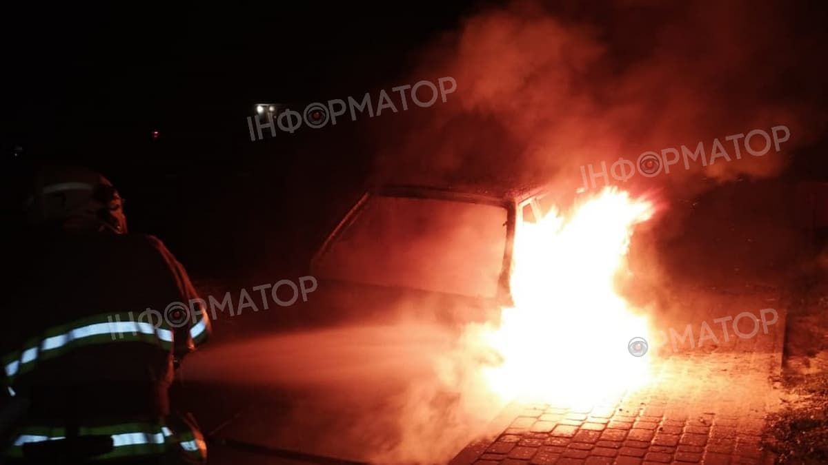 У Коломиї посеред ночі спалахнув автомобіль 1