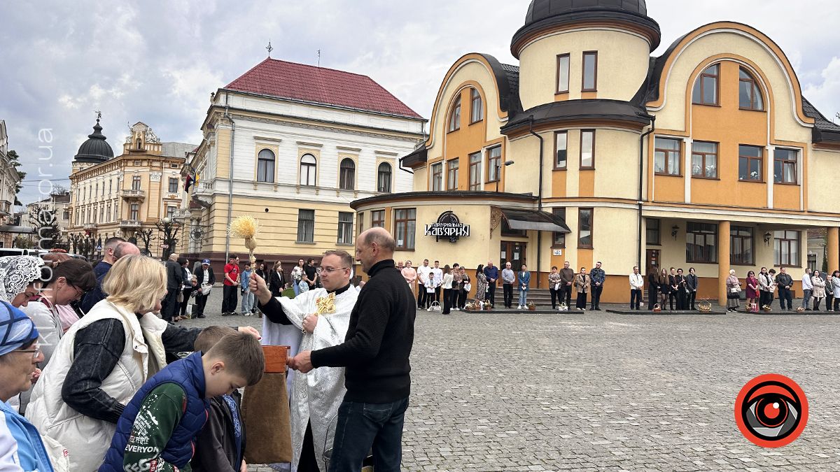 Як у храмах Коломиї освячували великодні кошики | Фоторепортаж 12