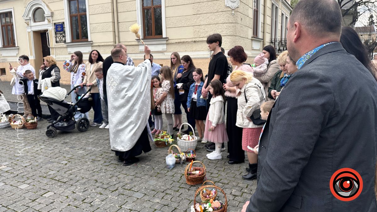 Як у храмах Коломиї освячували великодні кошики | Фоторепортаж 15