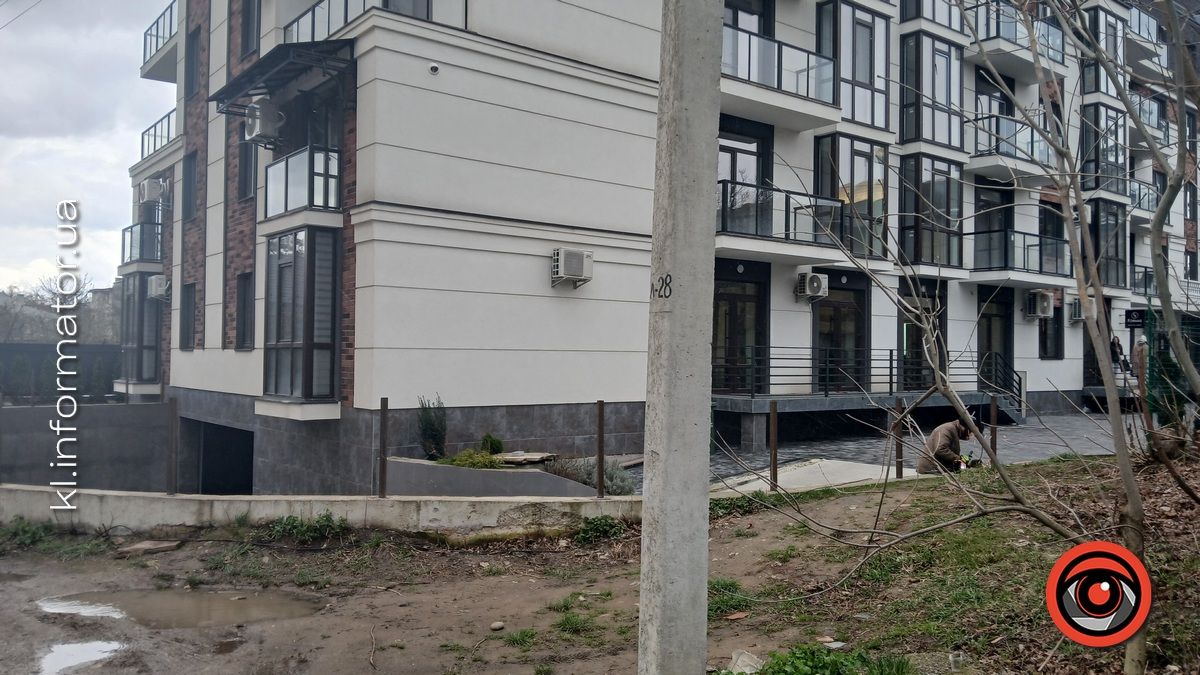 У Коломиї дівчина загинула через падіння з висоти на небезпечній парковці 1