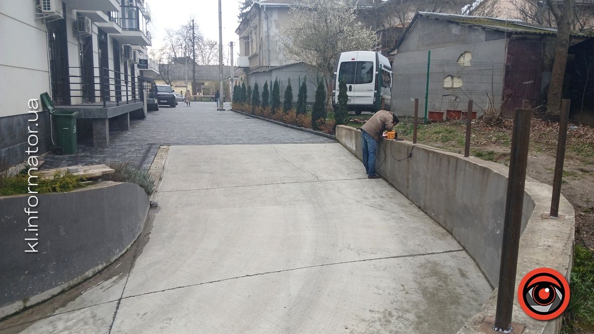 У Коломиї дівчина загинула через падіння з висоти на небезпечній парковці 2