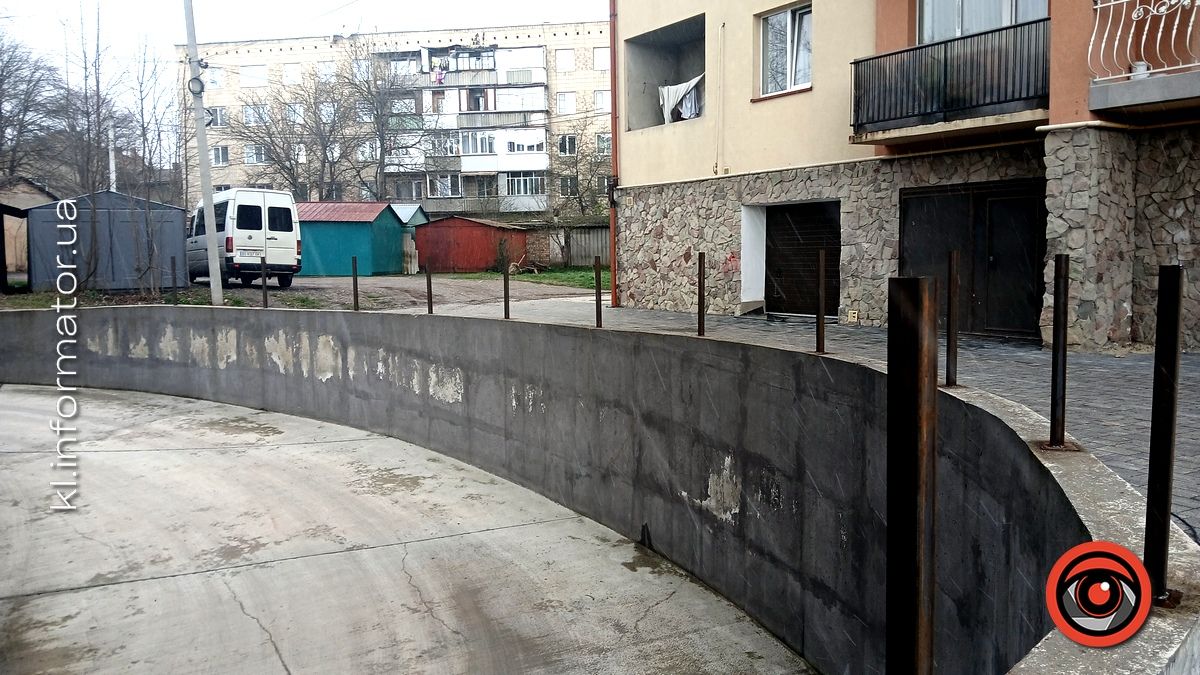 У Коломиї дівчина загинула через падіння з висоти на небезпечній парковці 4