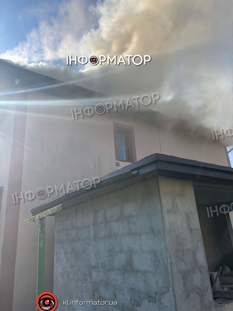 У Коломиї в мікрорайоні Міцкевича горить будинок 3