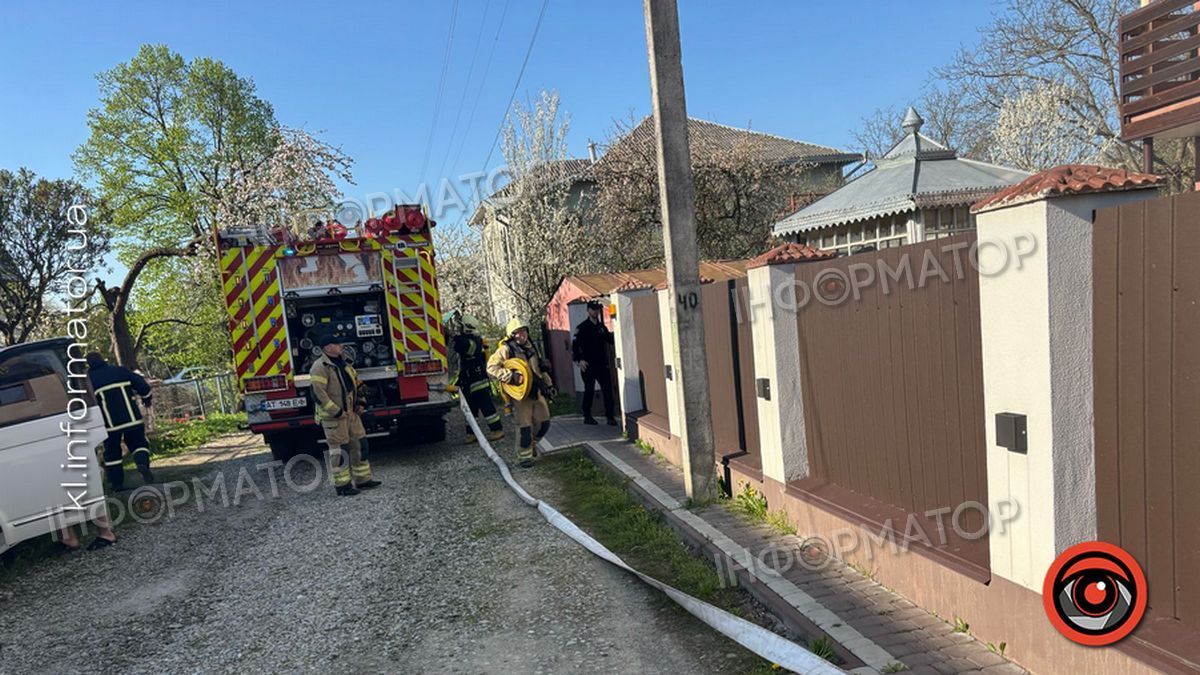 У Коломиї в мікрорайоні Міцкевича горить будинок 2