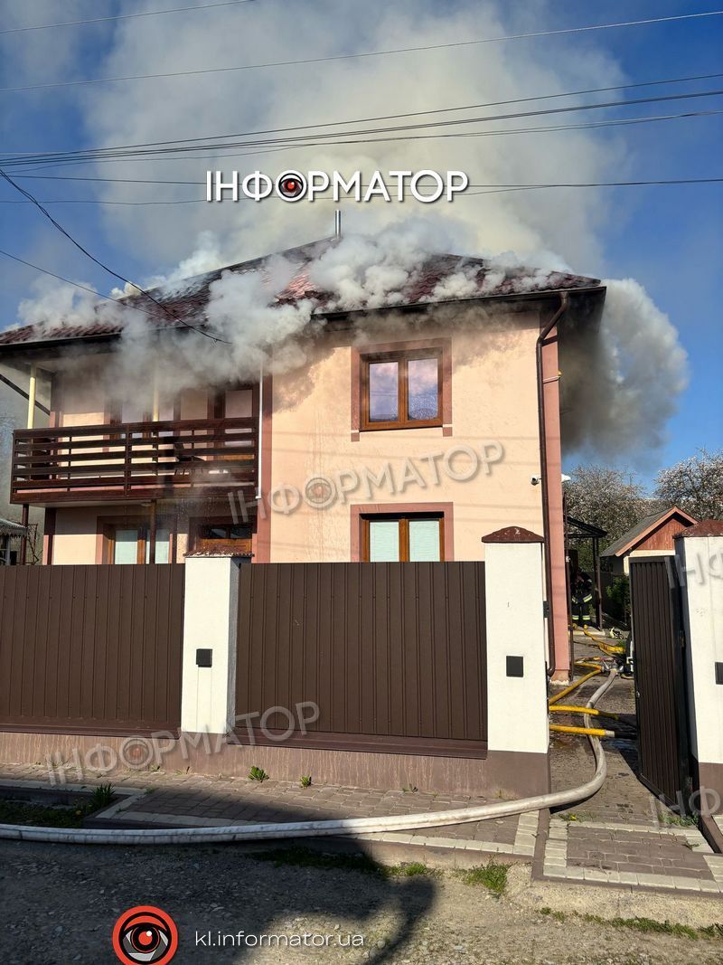 У Коломиї в мікрорайоні Міцкевича горить будинок 1