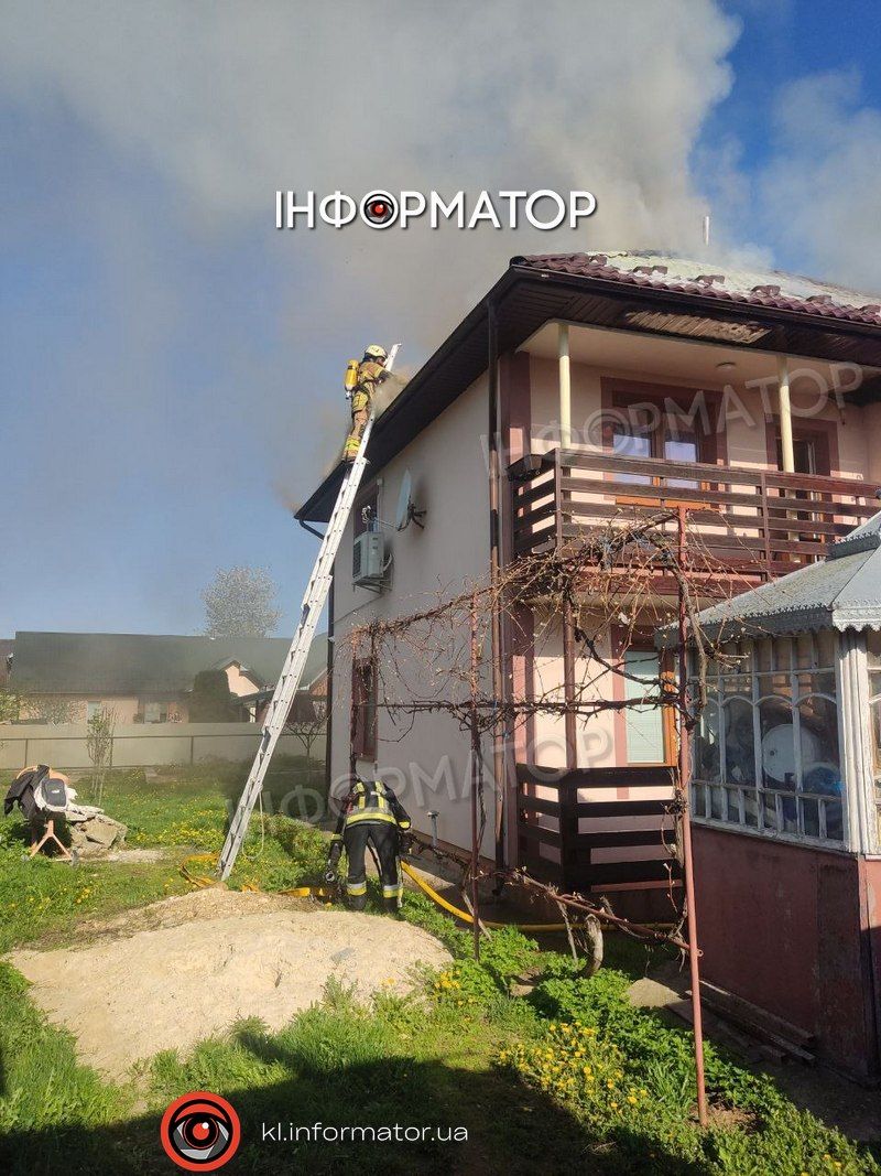 У Коломиї в мікрорайоні Міцкевича горить будинок 4