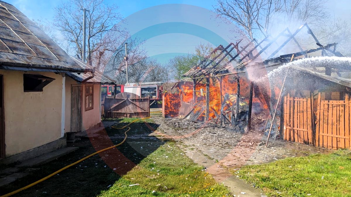 У Снятині спалахнув господарський комплекс