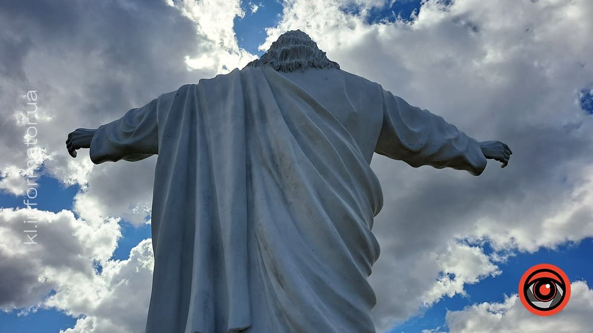 Річка-де-Жанейро: триметрова статуя Ісуса Христа на Косівщині 5