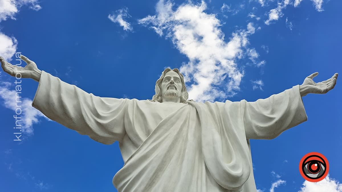 Річка-де-Жанейро: триметрова статуя Ісуса Христа на Косівщині 10