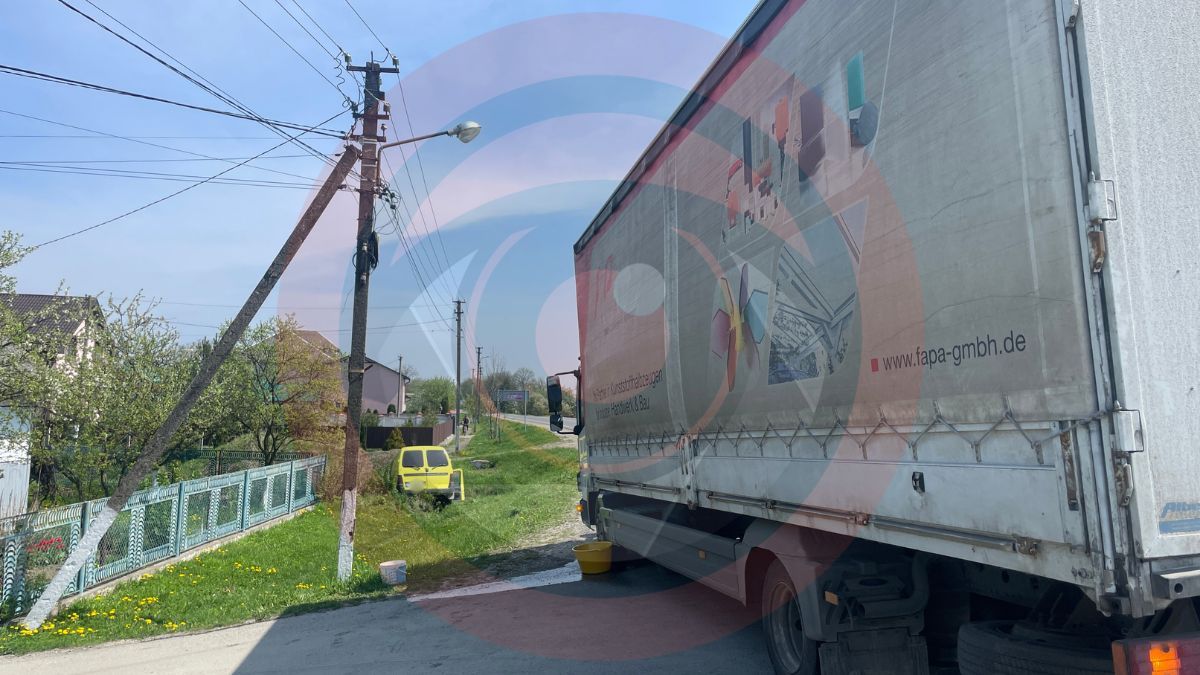 На Прикарпатті в ДТП потрапив священник, який їхав на службу 3