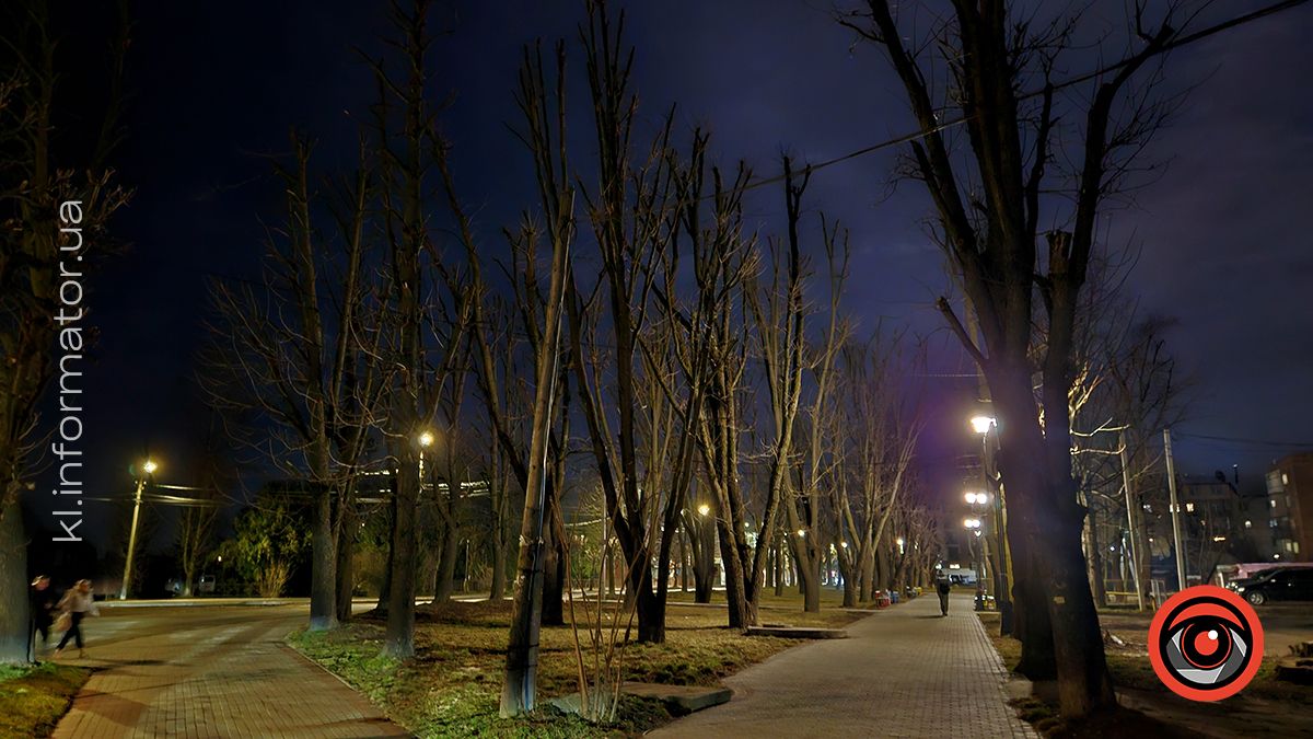 У світлі ліхтарів та ароматі весни: фоторепортаж вечірньої Коломиї 1