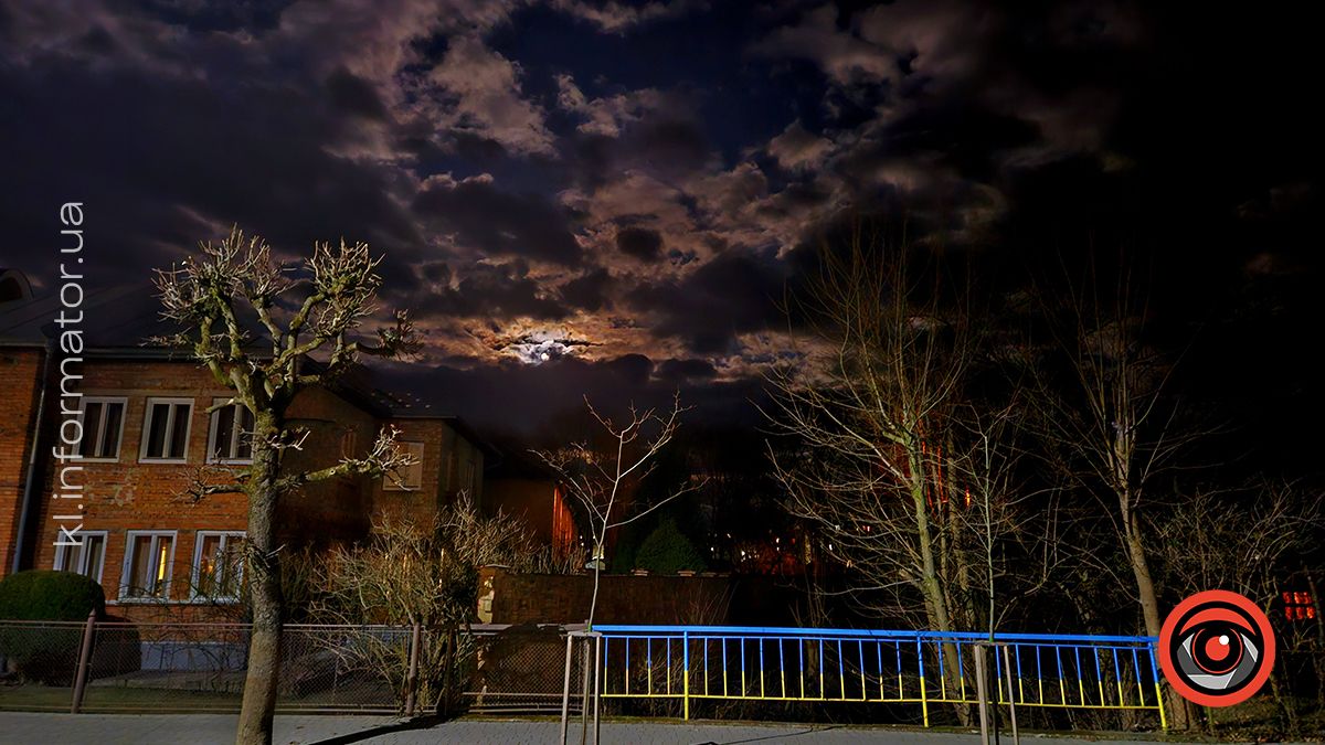 У світлі ліхтарів та ароматі весни: фоторепортаж вечірньої Коломиї 18