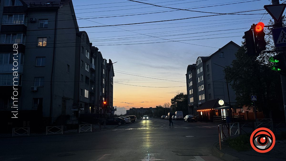 У світлі ліхтарів та ароматі весни: фоторепортаж вечірньої Коломиї 19