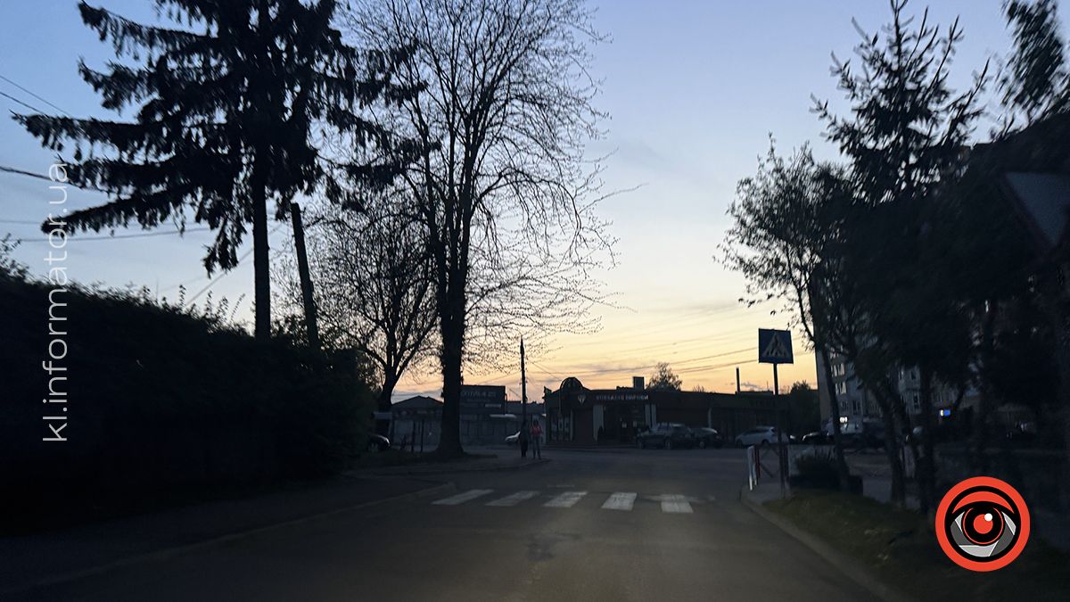 У світлі ліхтарів та ароматі весни: фоторепортаж вечірньої Коломиї 2