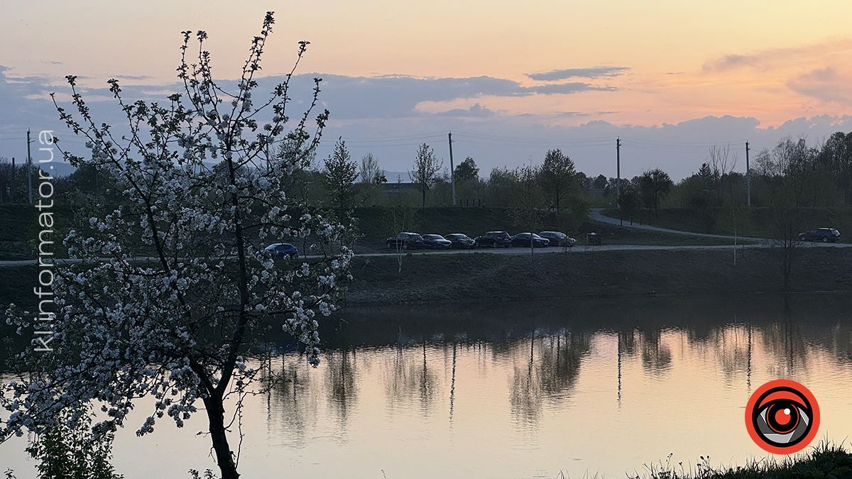 У світлі ліхтарів та ароматі весни: фоторепортаж вечірньої Коломиї 4