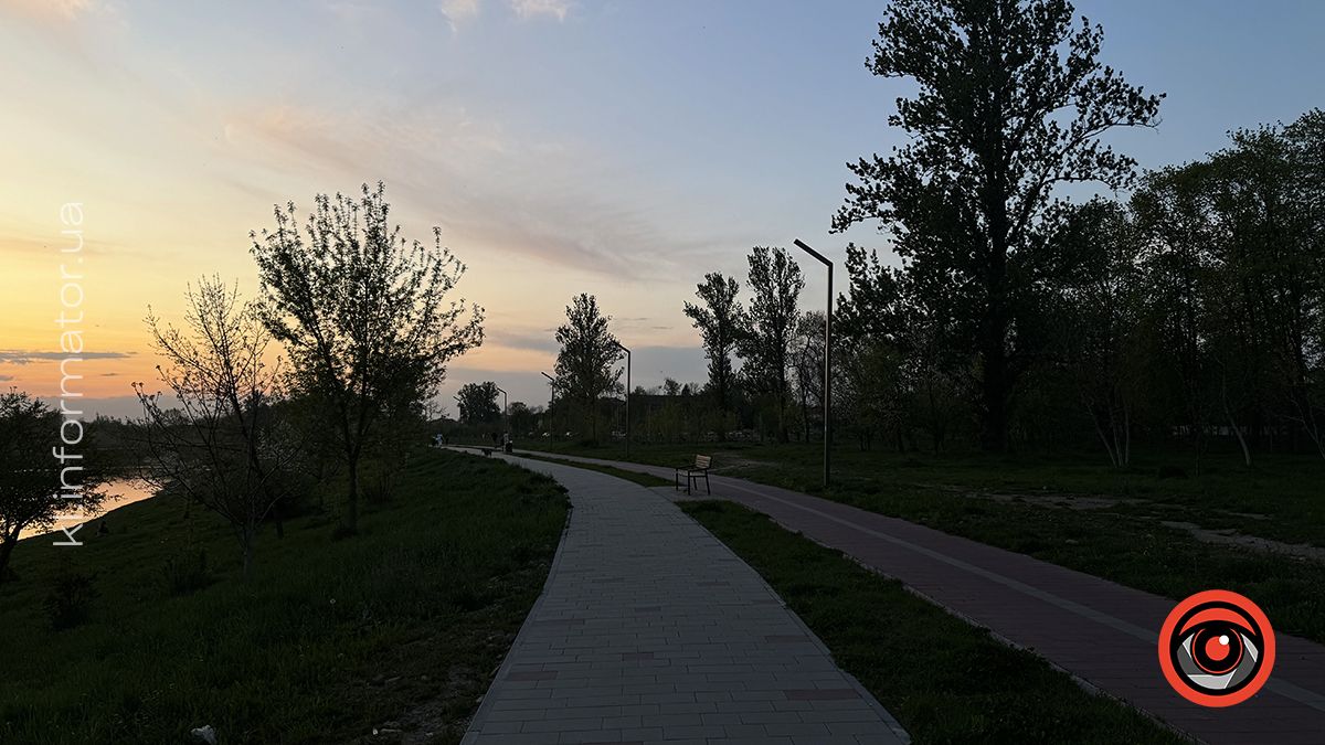 У світлі ліхтарів та ароматі весни: фоторепортаж вечірньої Коломиї 5