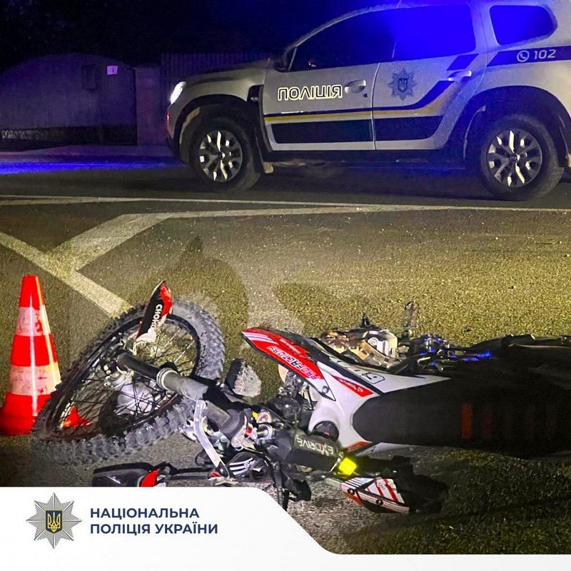У Надвірній неповнолітній мотоцикліст врізався в евакуатор 1