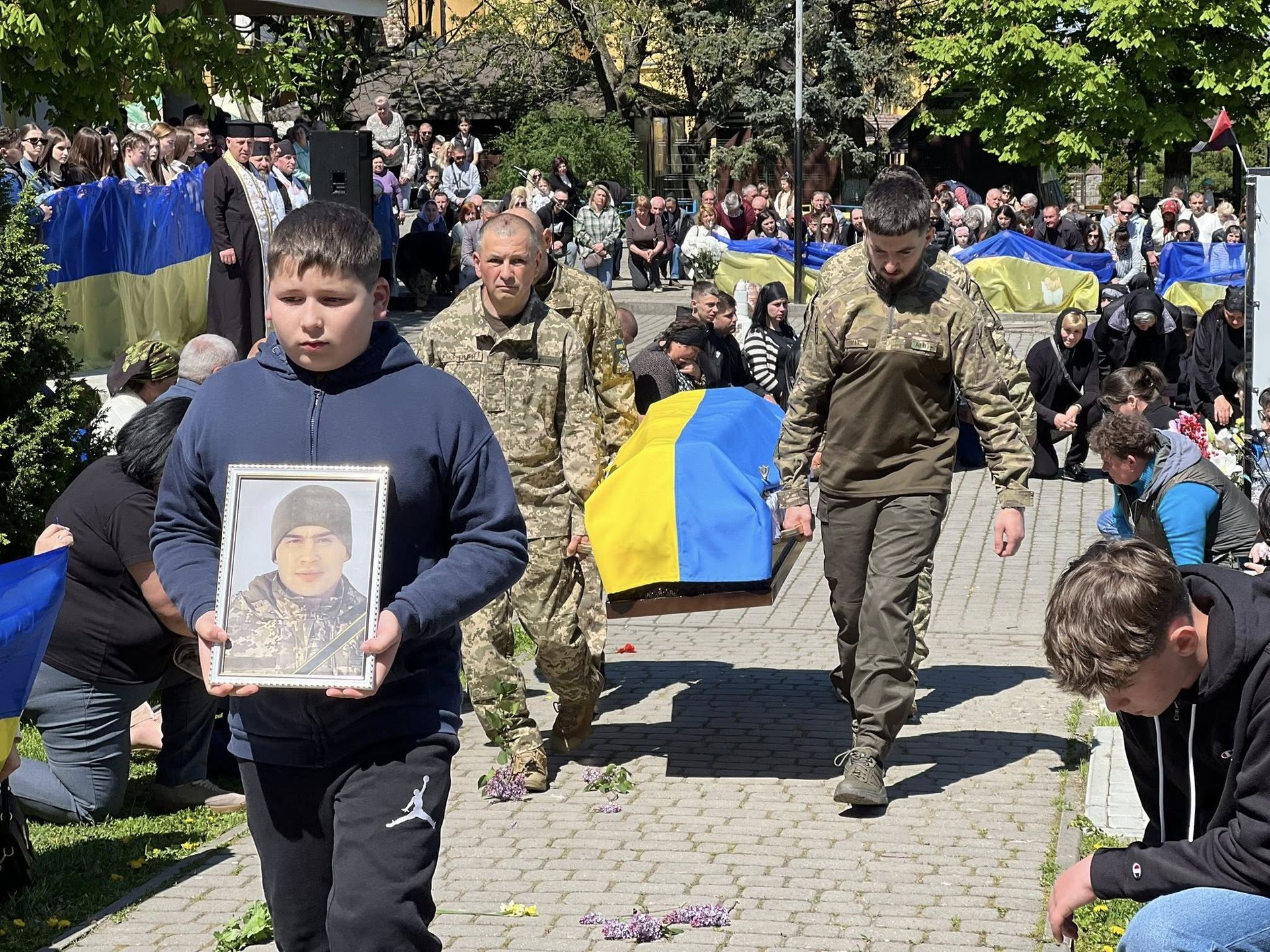 Отинійська громада "на щиті" зустріла воїна Михайла Піварчука 1