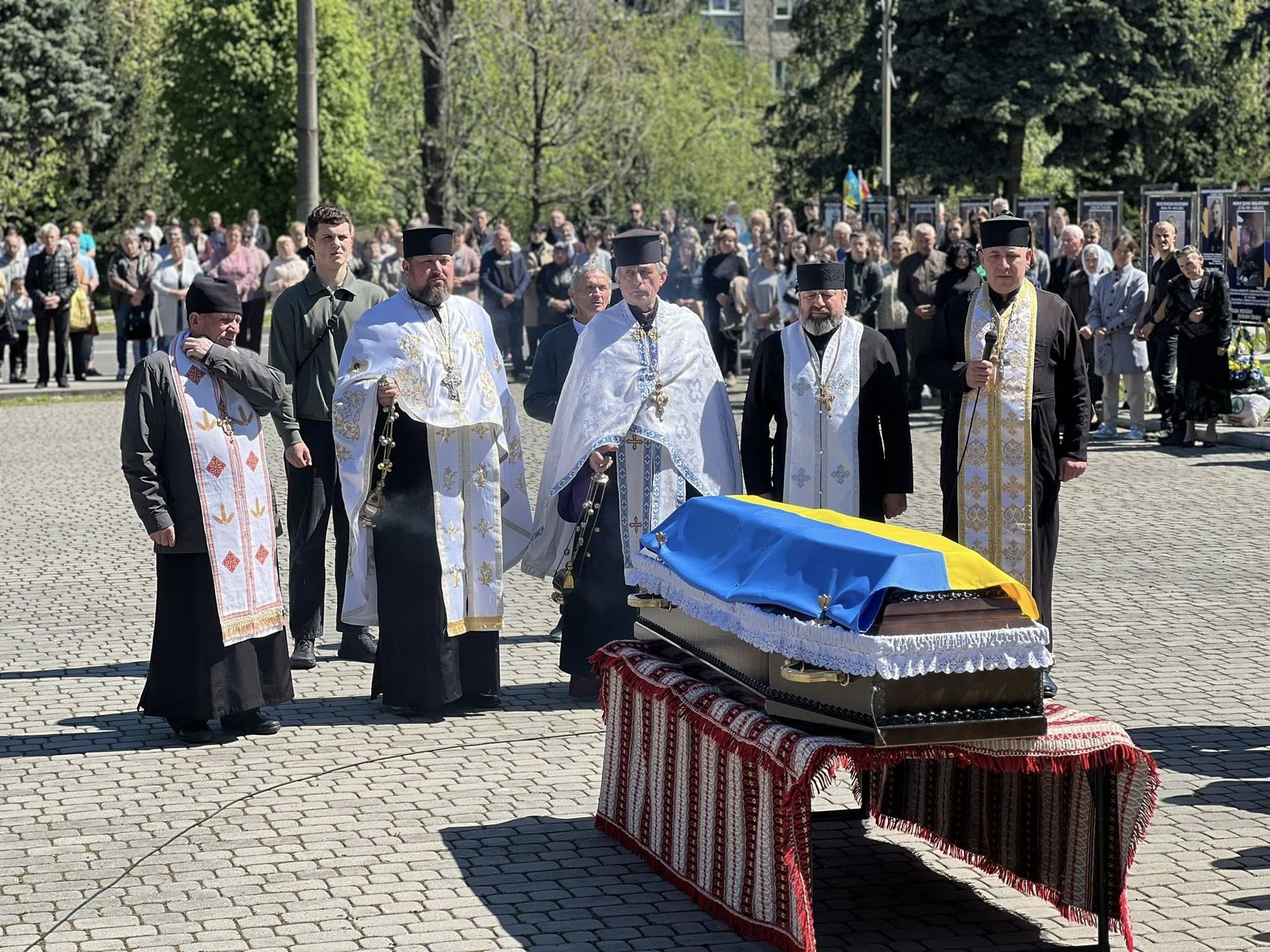 Отинійська громада "на щиті" зустріла воїна Михайла Піварчука 3