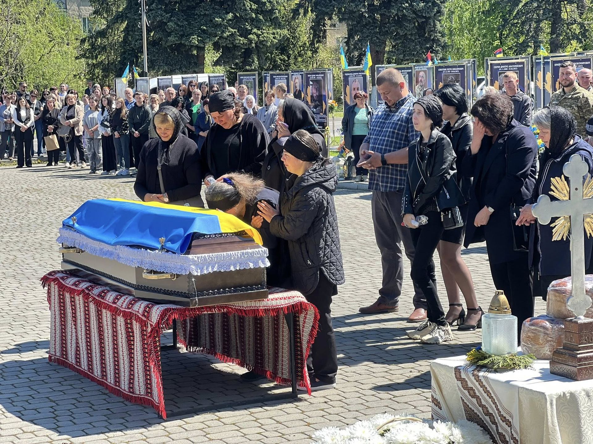 Отинійська громада "на щиті" зустріла воїна Михайла Піварчука 4