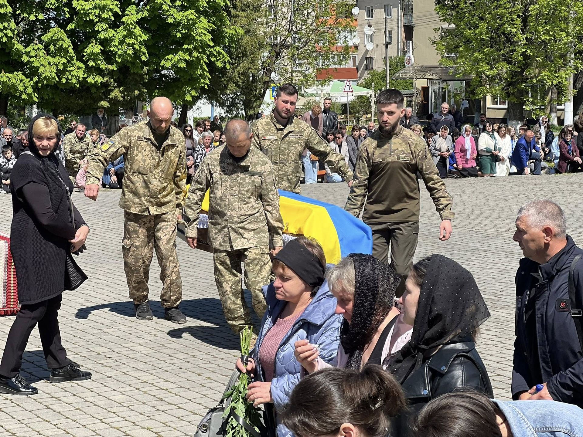 Отинійська громада "на щиті" зустріла воїна Михайла Піварчука 6