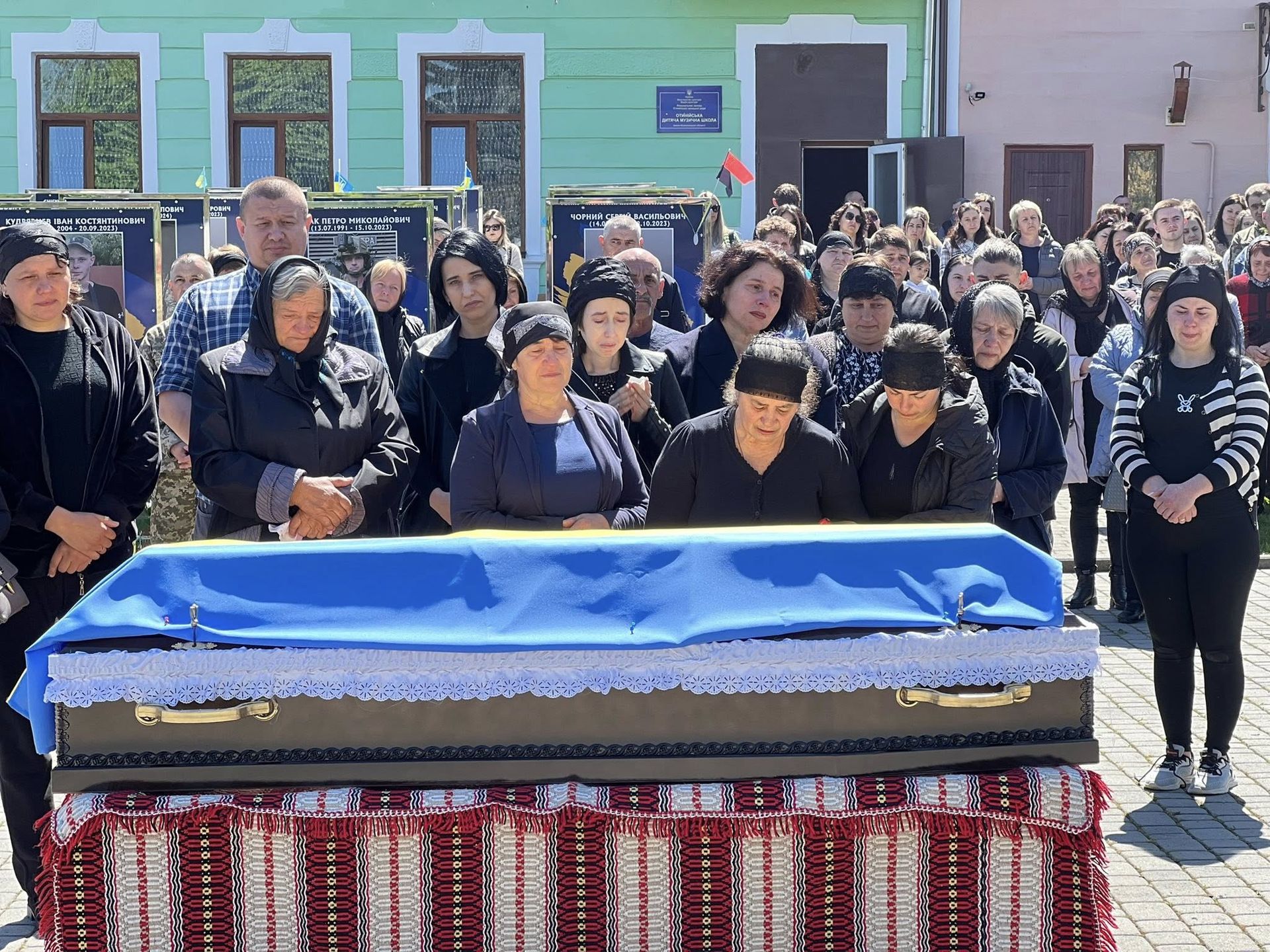 Отинійська громада "на щиті" зустріла воїна Михайла Піварчука 7