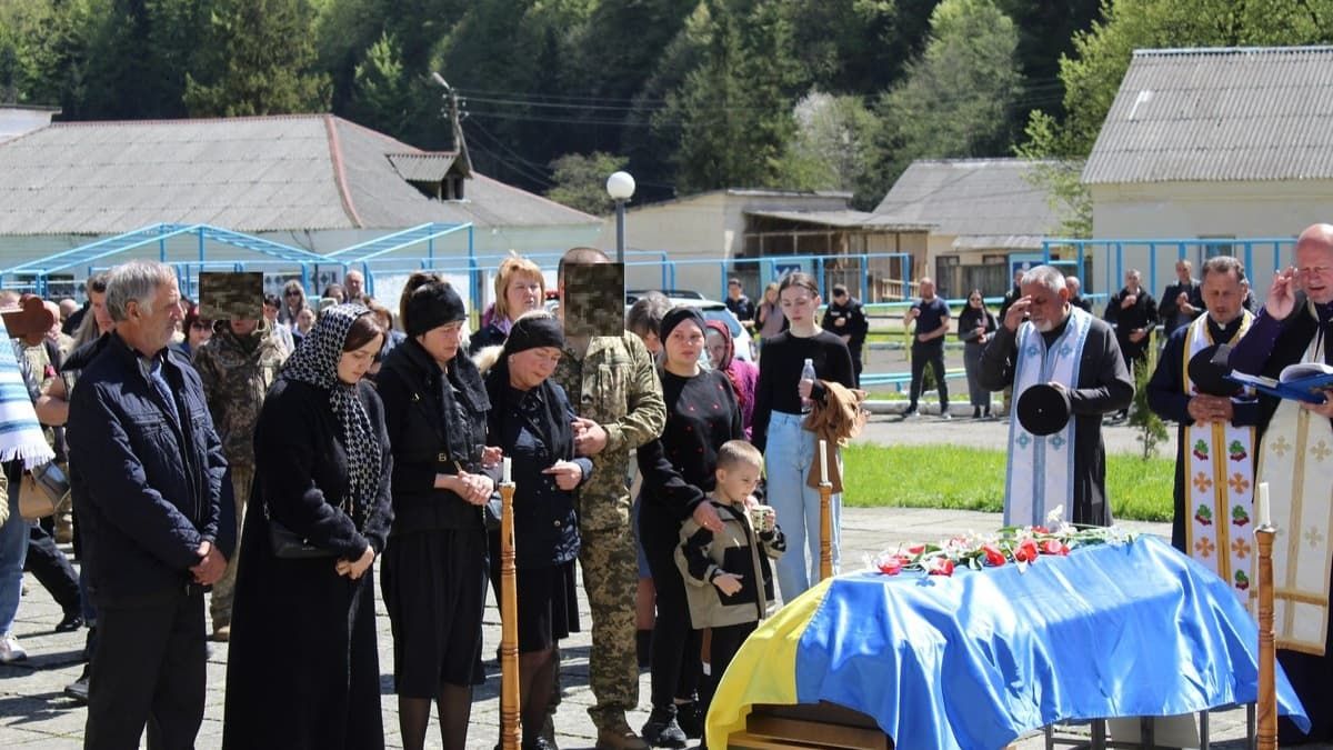 У Делятинській громаді провели в останню дорогу полеглого Героя Володимира Пасічника