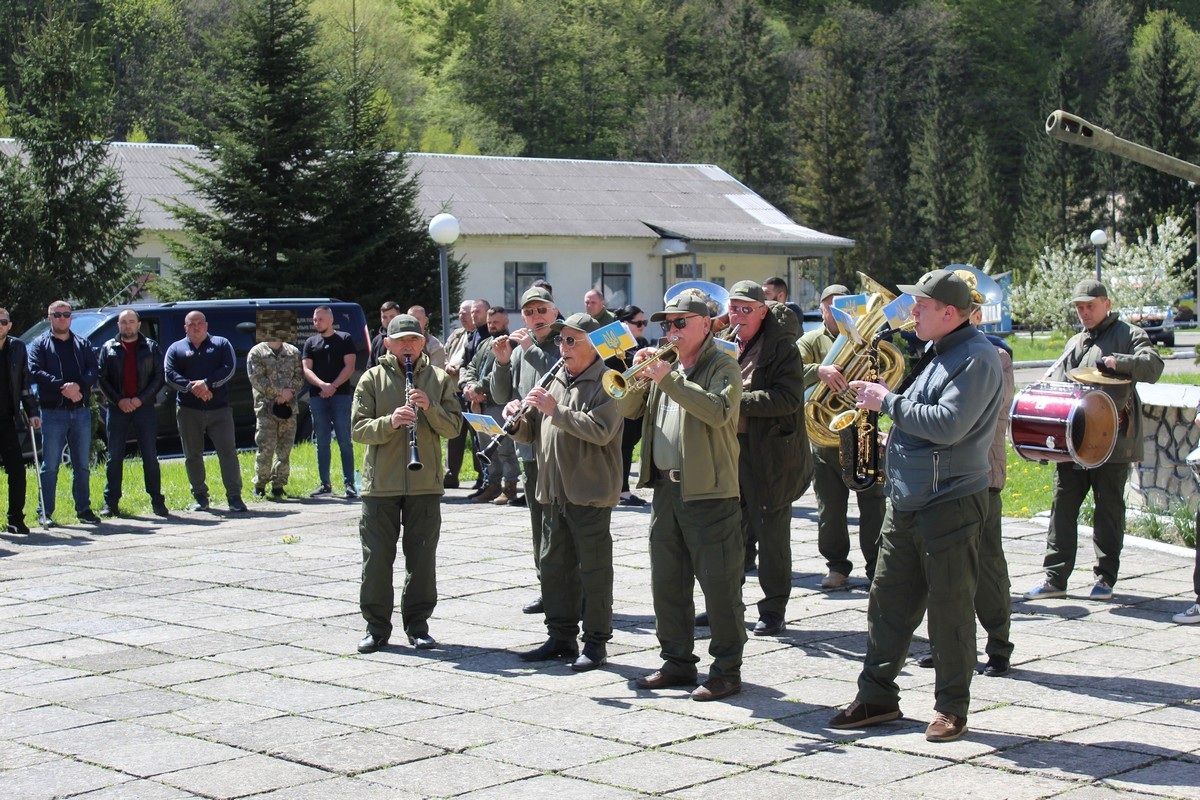 У Делятинській громаді провели в останню дорогу полеглого Героя Володимира Пасічника 1