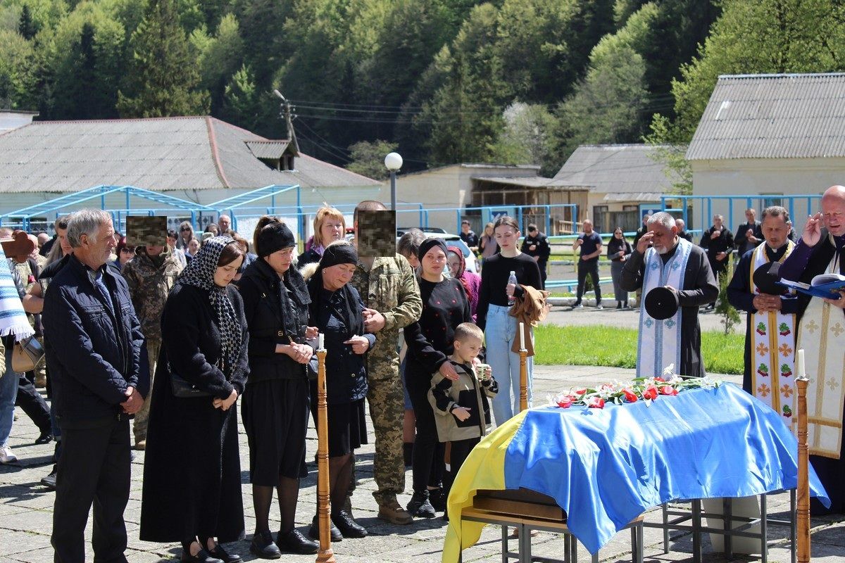 У Делятинській громаді провели в останню дорогу полеглого Героя Володимира Пасічника 9