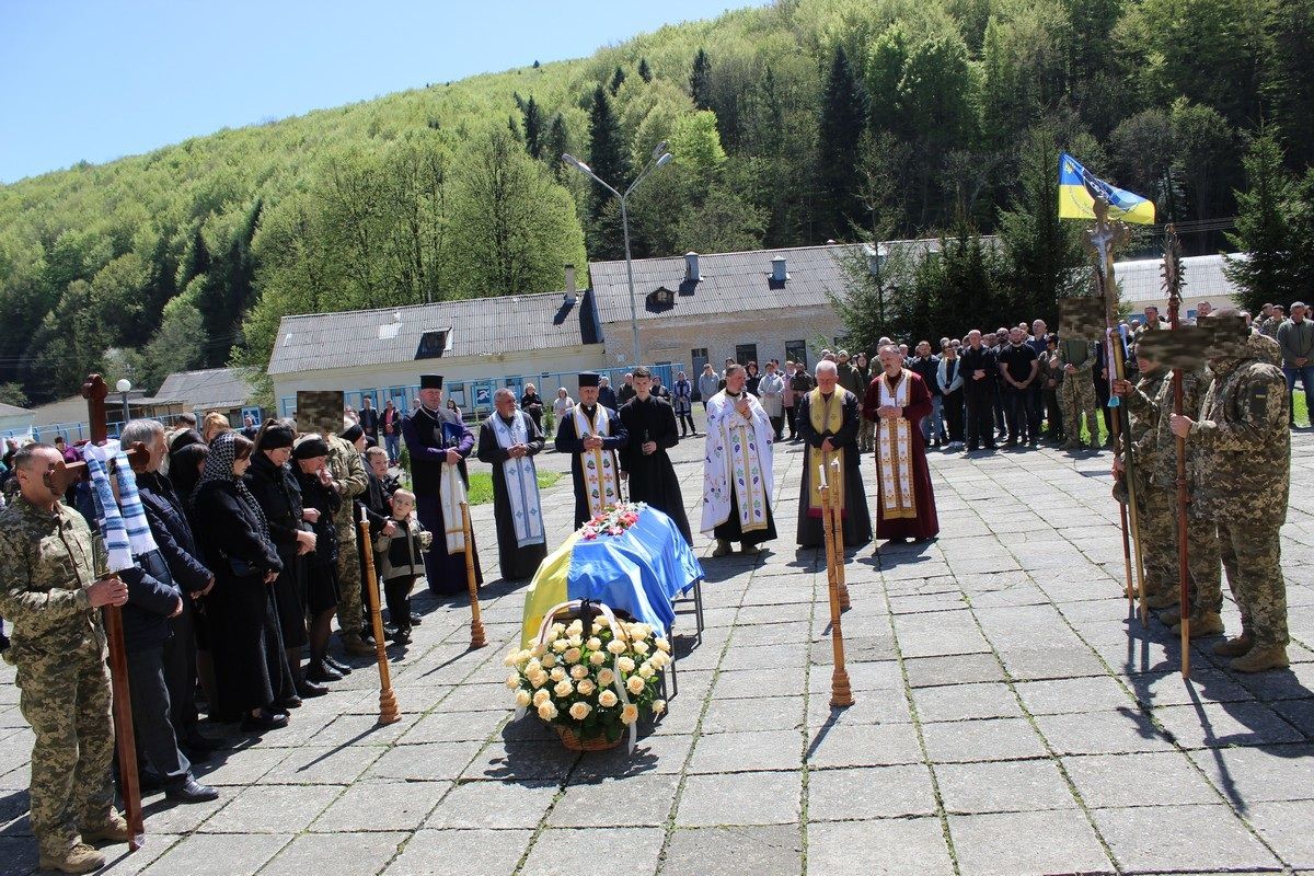 У Делятинській громаді провели в останню дорогу полеглого Героя Володимира Пасічника 6