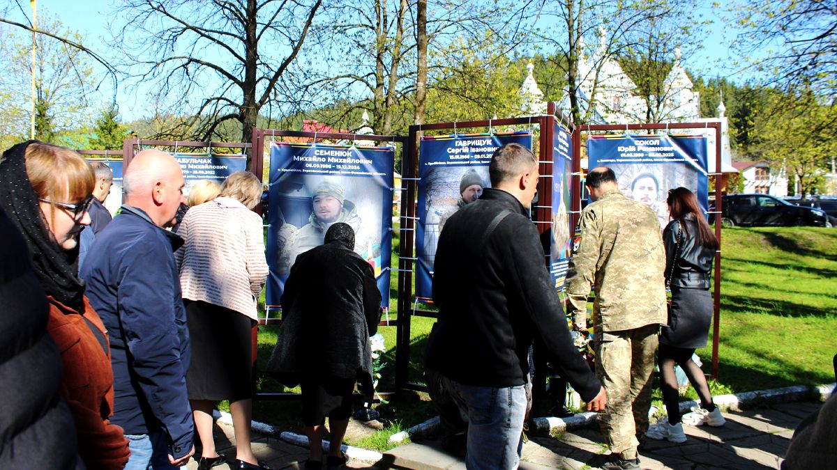 У Верховині відкрили пам'ятні банери п'ятьом захисникам 4