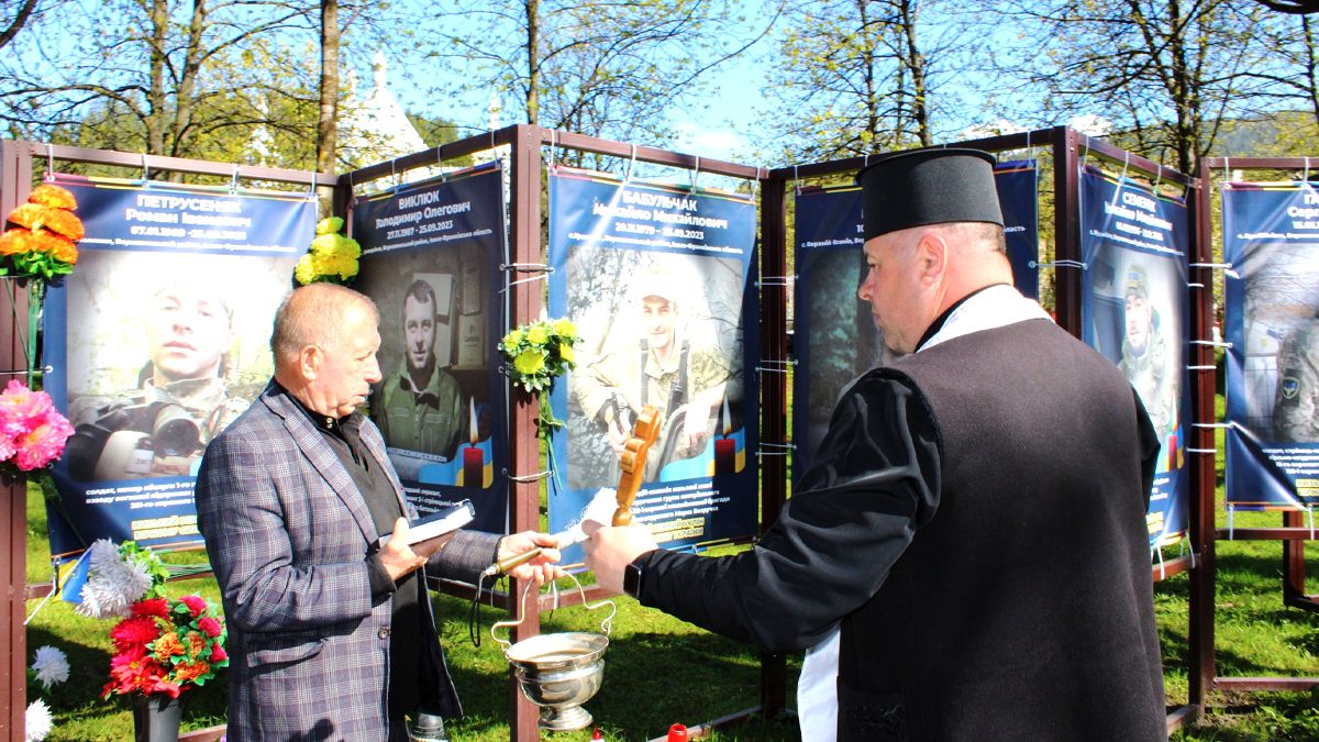 У Верховині відкрили пам'ятні банери п'ятьом захисникам 5