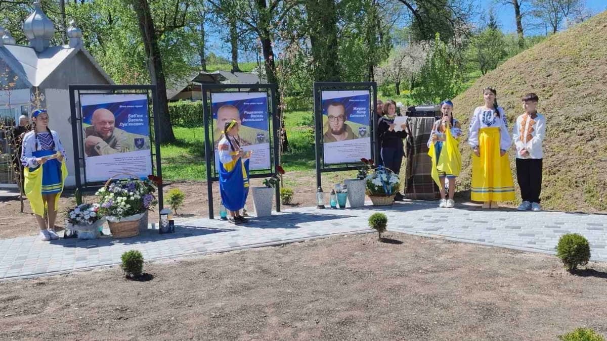 У селі Мишин урочисто відкрили Алею Слави