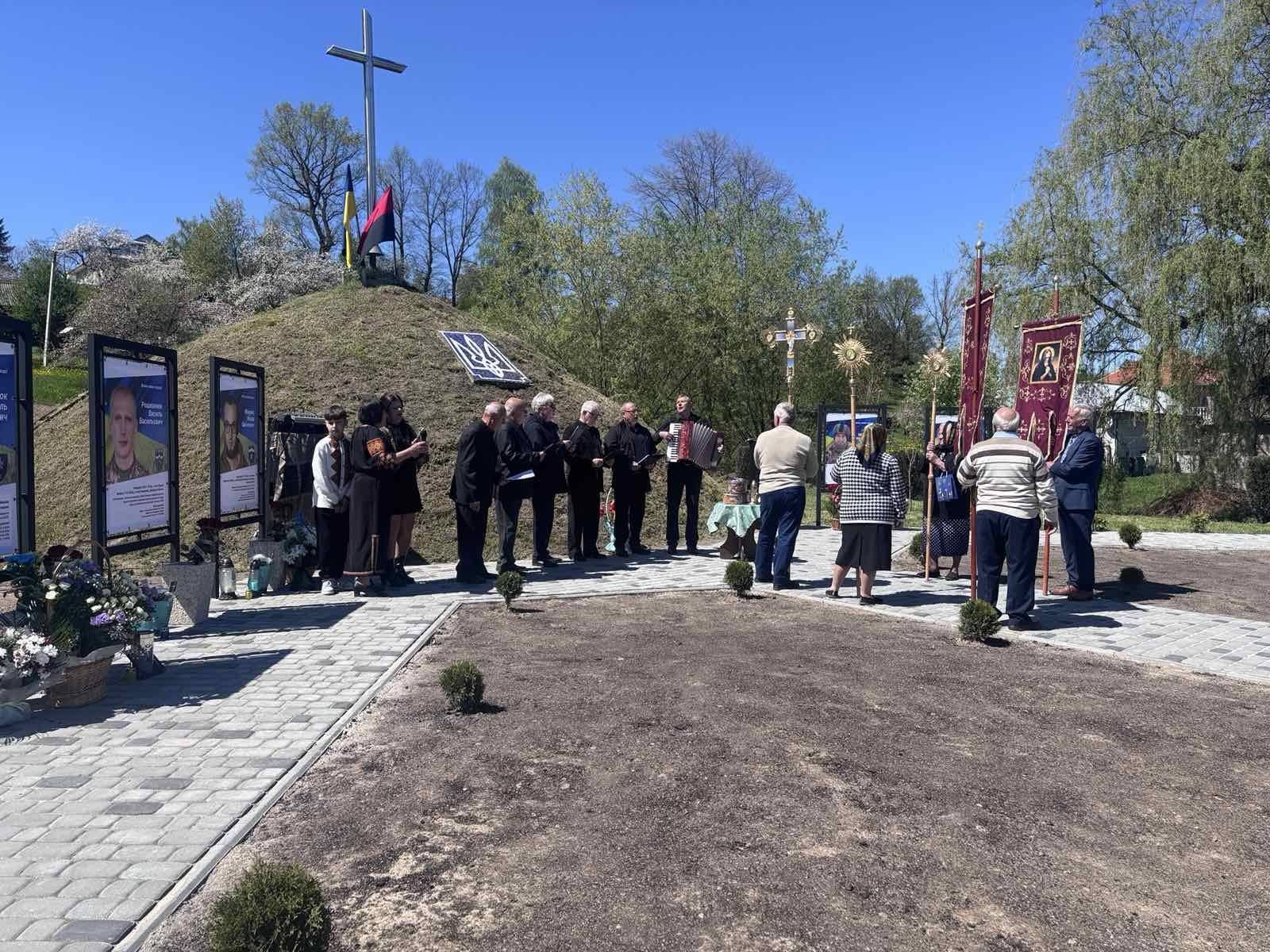 У селі Мишин урочисто відкрили Алею Слави 4