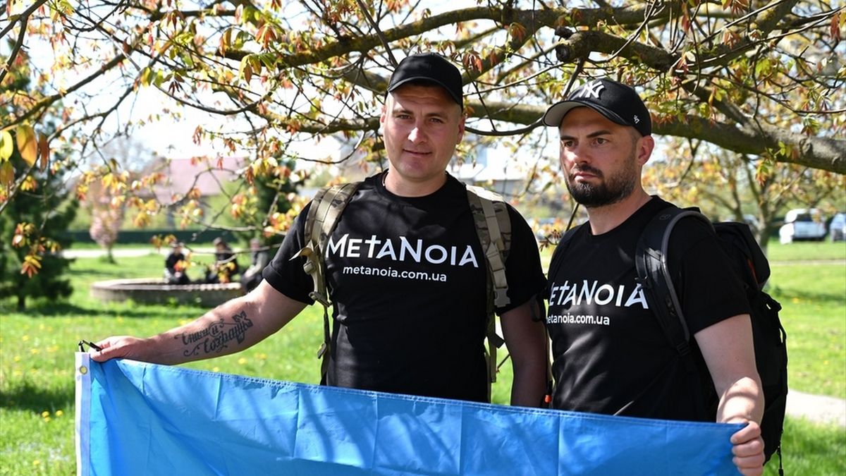 Ветеран з волонтером вирушили пішки з Франківська до Відня, аби зібрати кошти на реабілітаційний центр у Карпатах