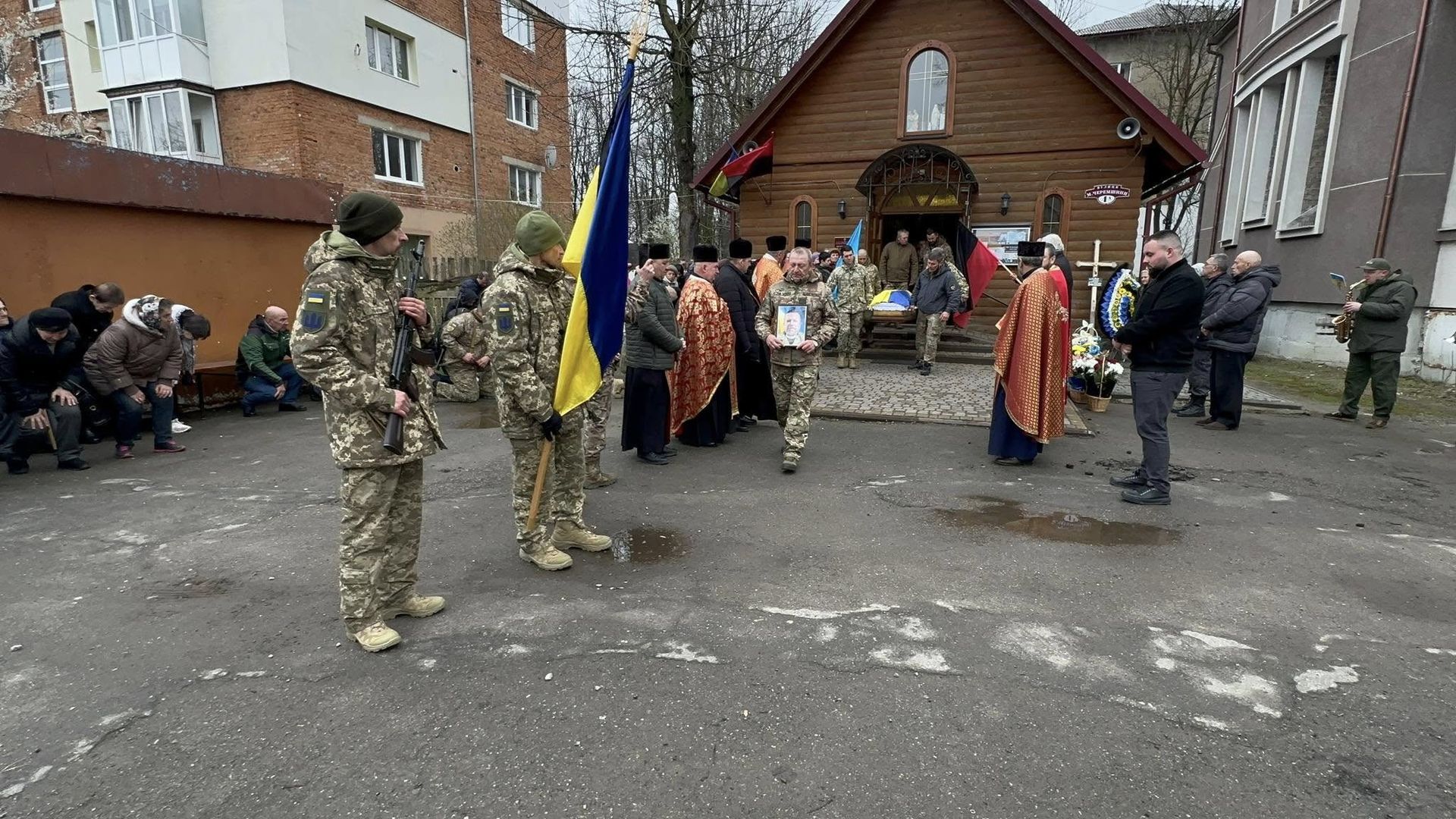 Надвірнянська громада попрощалась з Героєм Андрієм Черніковим 6