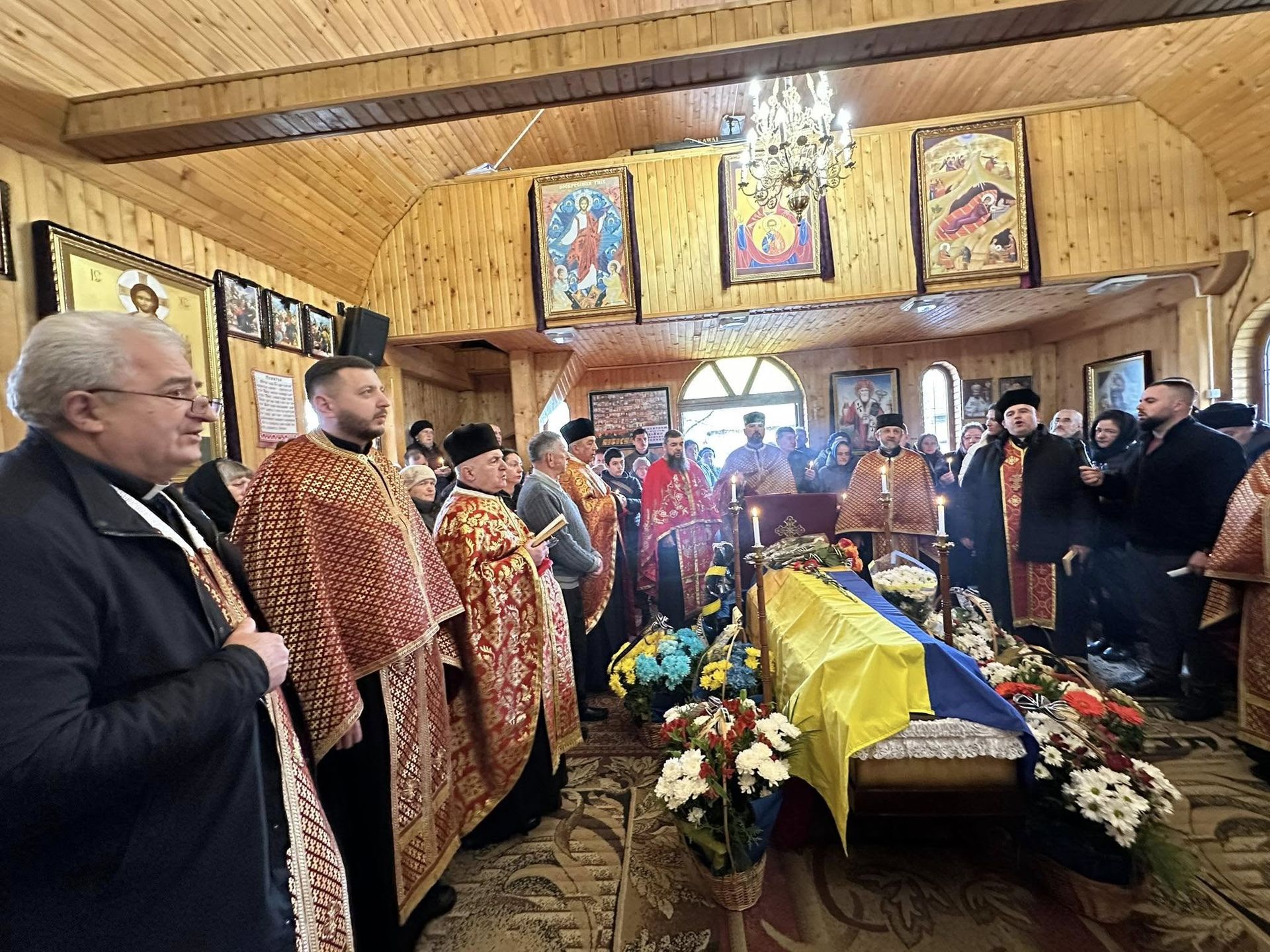 Надвірнянська громада попрощалась з Героєм Андрієм Черніковим 1