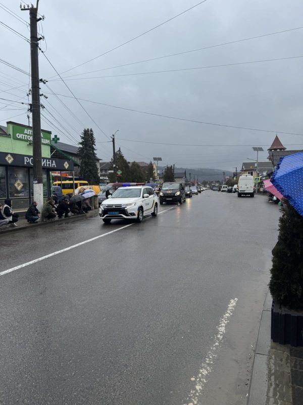 Делятинська громада "на щиті" зустріла полеглого воїна Андрія Луцика 1