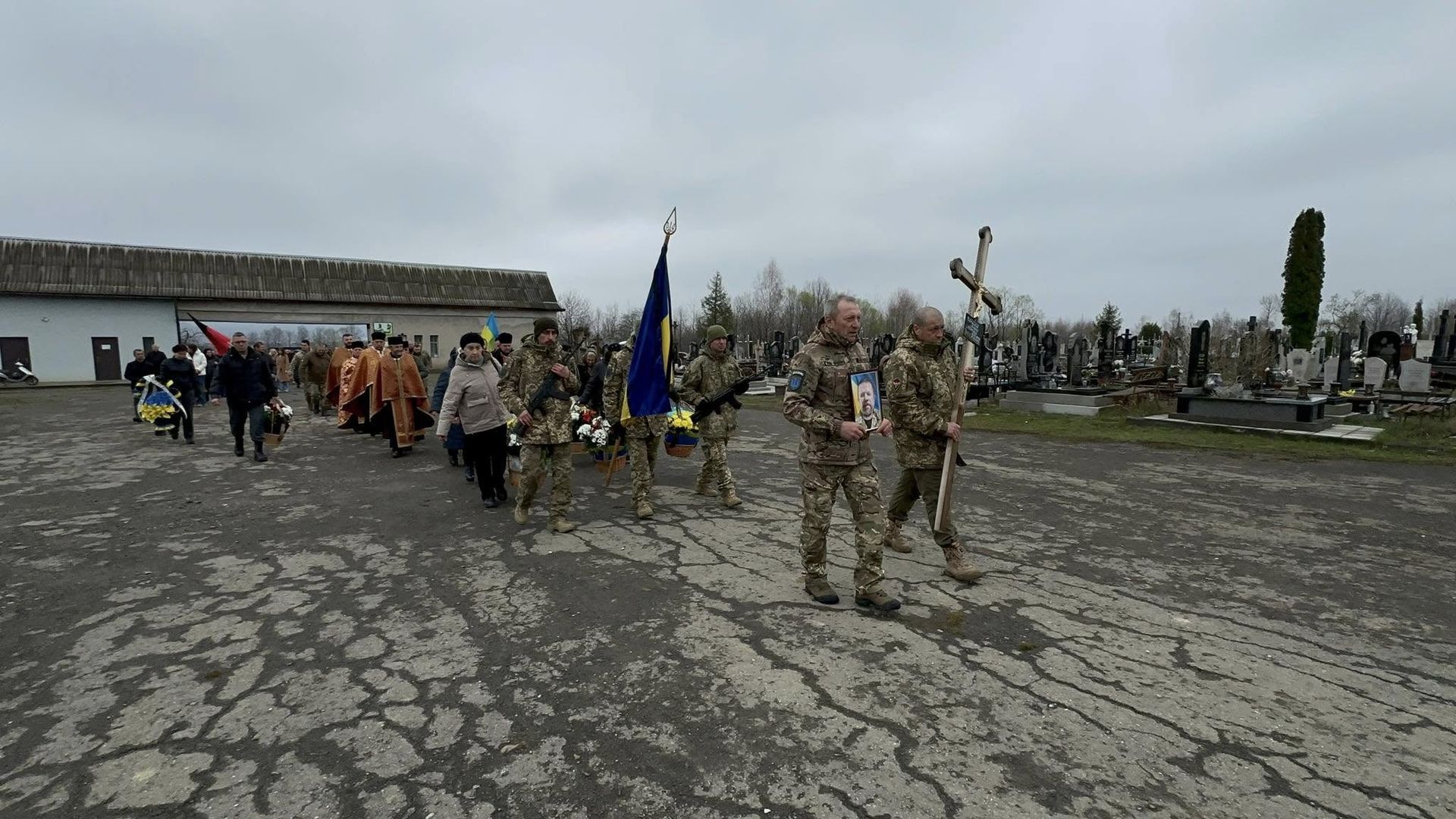 Надвірнянська громада попрощалась з Героєм Андрієм Черніковим 7