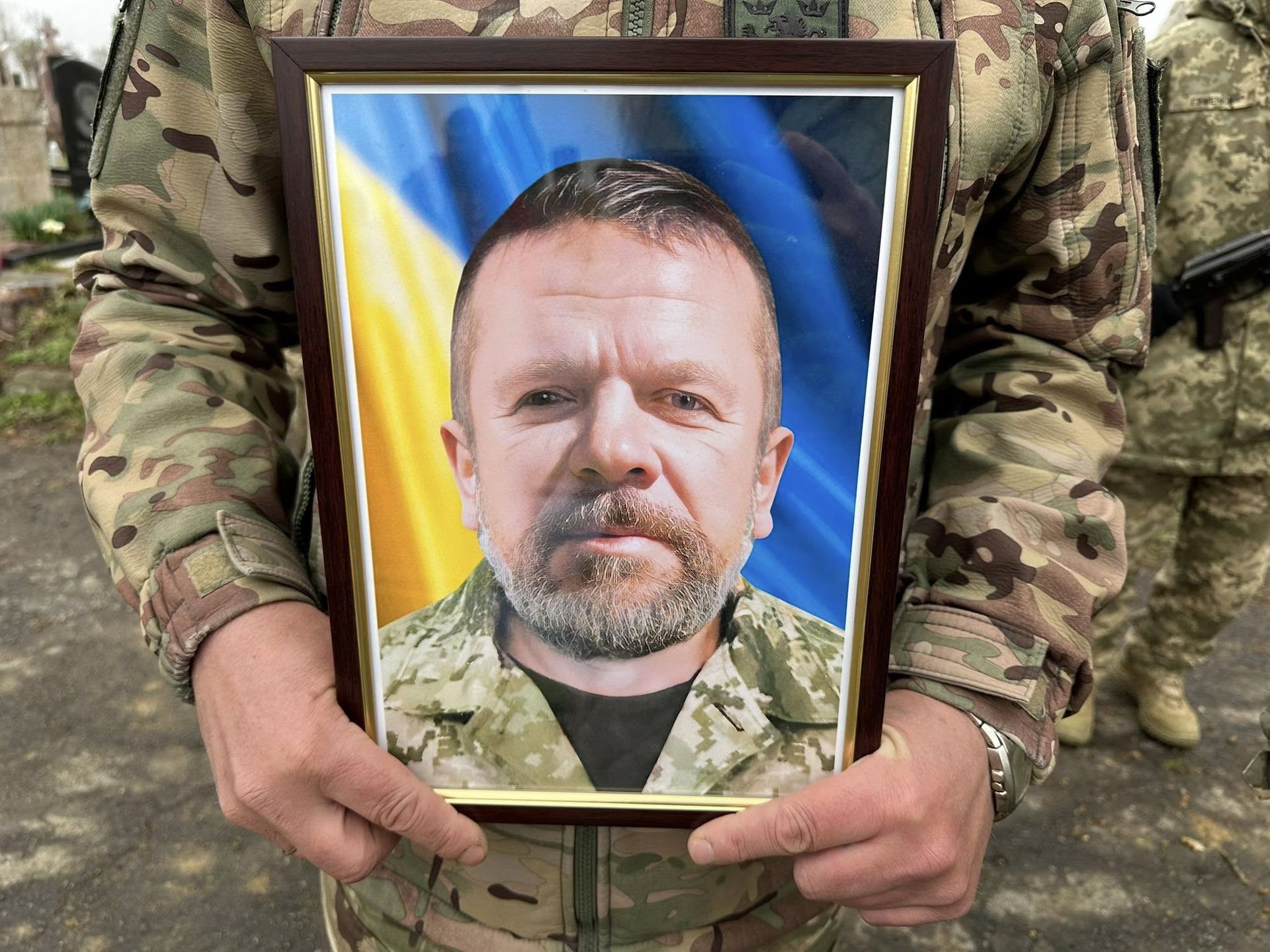 Надвірнянська громада попрощалась з Героєм Андрієм Черніковим 8