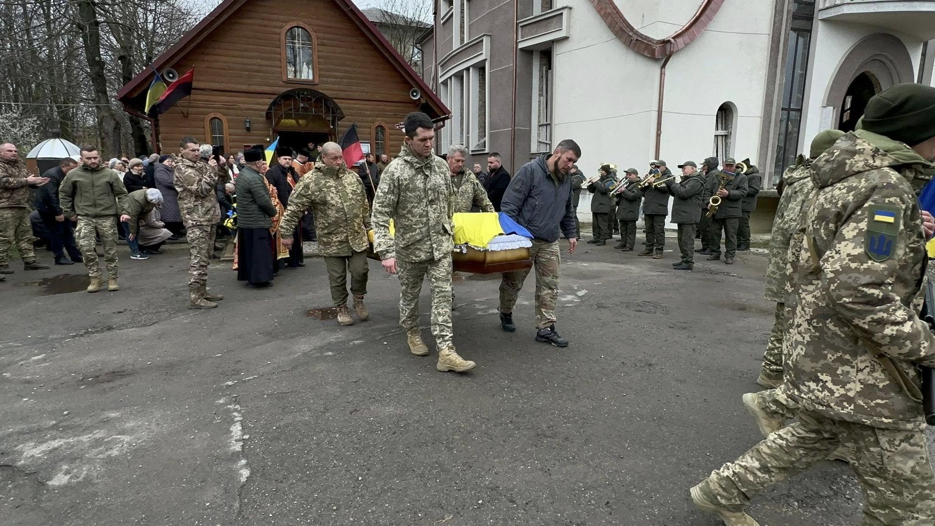 Надвірнянська громада попрощалась з Героєм Андрієм Черніковим 5